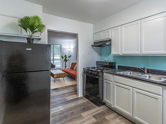 3rd image of 3341 Southern Ave #105