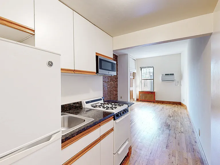 323 W 75th St #4C — Photo 9