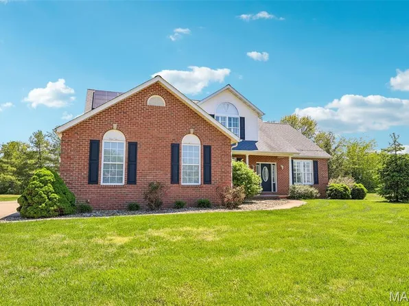 2750 Governors Dr, Carlyle, IL 62231