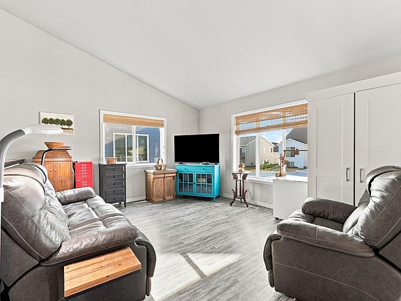 5th image of 935 Eaglewood Ave W