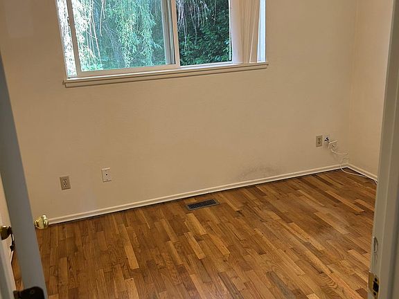 5th image of 1038 151st Ave SE