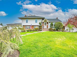 17 Radburn Dr, Commack, NY 11725