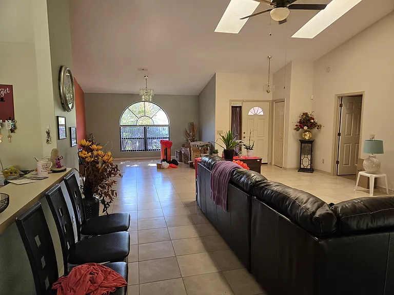 341 E Eureka Ct — Photo 8