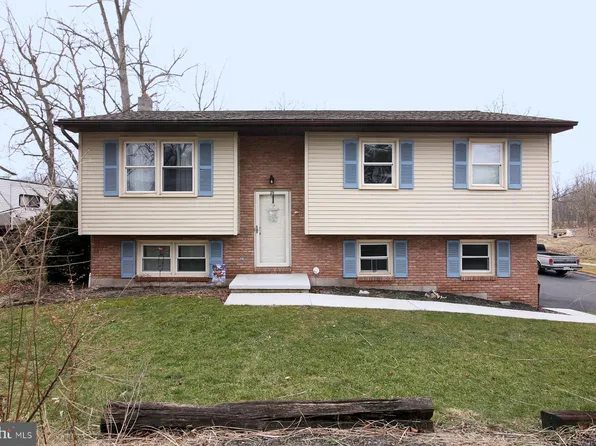 25 N Fisher St, Jonestown, PA 17038
