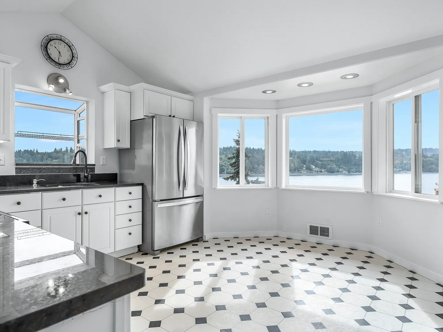 1 bed, 1.5 bath, 1000 sqft, $1,975 — Photo 3