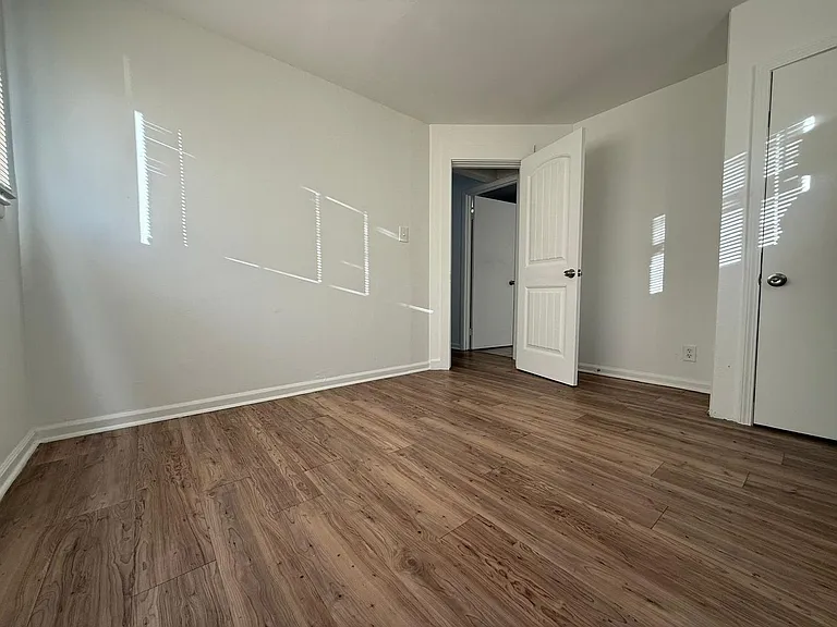 426 Brookview Dr — Photo 5