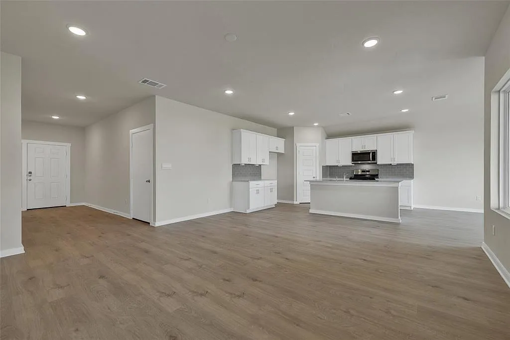 4 bed, 2.0 bath, 1864 sqft, $2,500 — Photo 3
