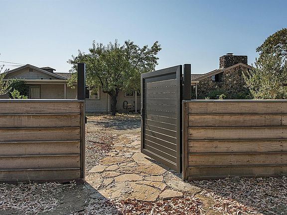 Front entrance Man gate