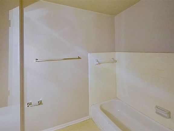 5th image of 3480 Bridgewood Ln #1