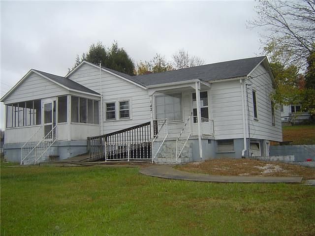 1st image of 142 Clover Dr SW