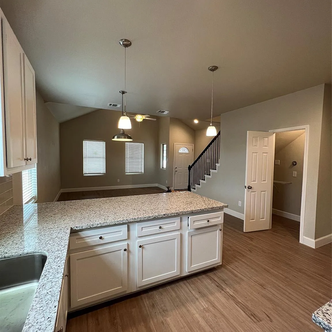 3 bed, 2.5 bath, 1487 sqft, $1,695 — Photo 2
