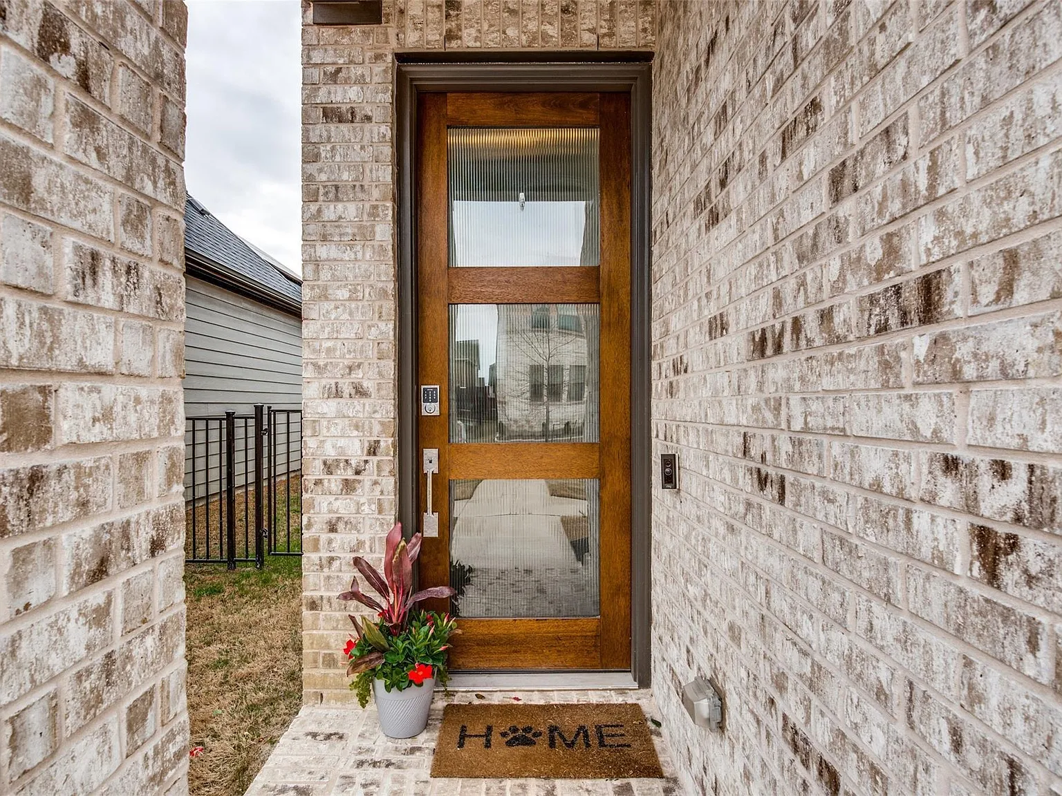 3 bed, 2159 sqft, $3,400 — Photo 3