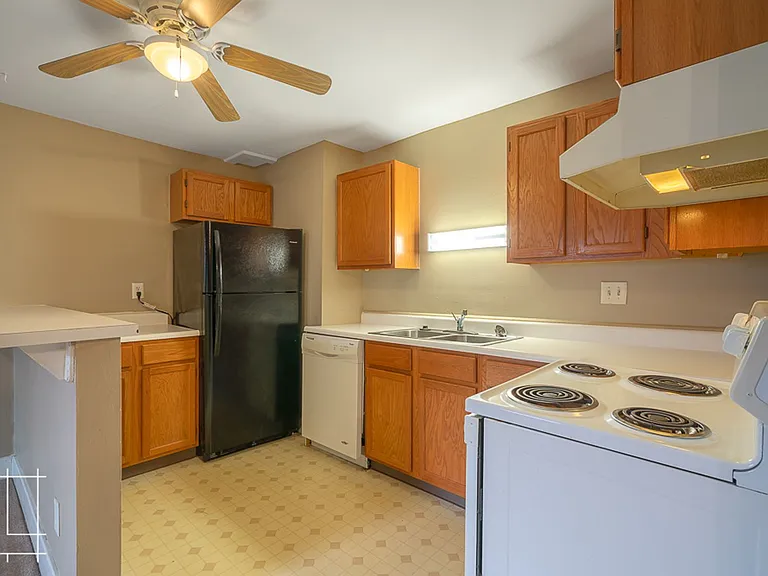880 Hamlet St. — Photo 8