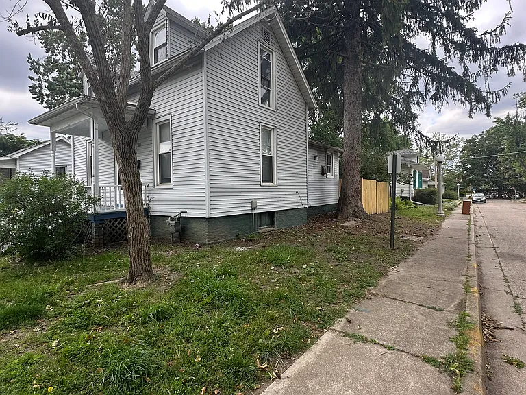 108 E Oregon St — Photo 5