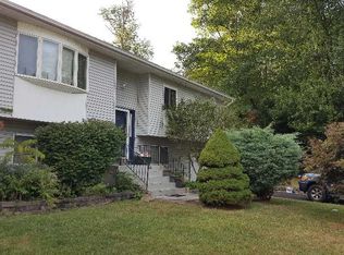 2 Zachary Ct, Chestnut Ridge, NY 10977