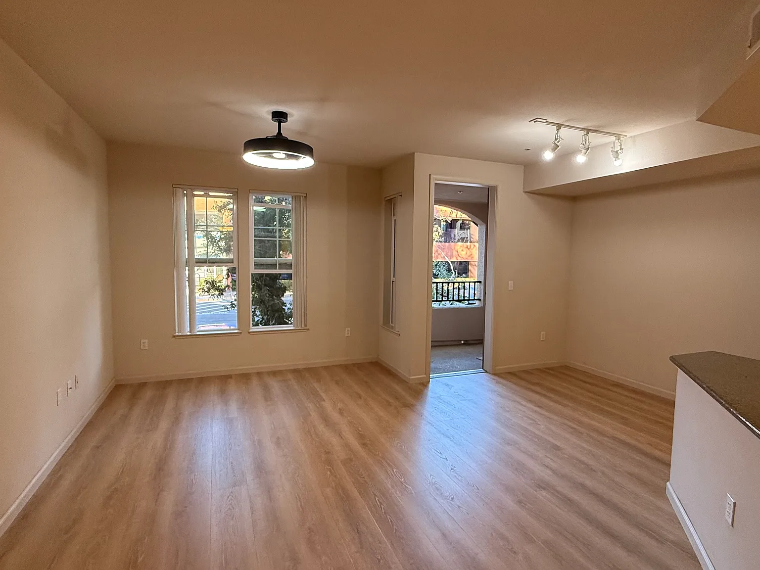 1 bed, 914 sqft, $2,795 — Photo 4