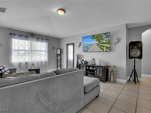2nd image of 2401/2403 Xelda Ave N