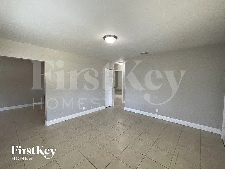 2435 Liberty St — Photo 4
