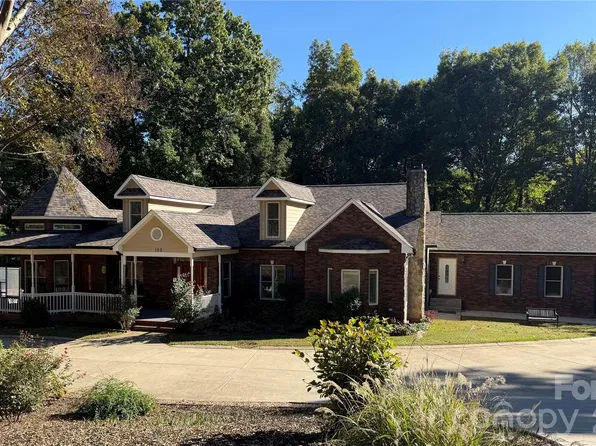 109 Folkstone Rd, Mooresville, NC 28117
