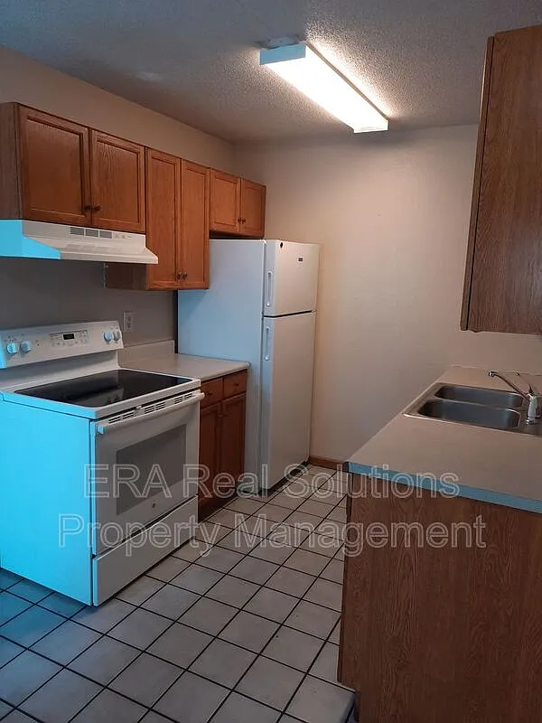 2 bed, 1.5 bath, 3264 sqft, $885 — Photo 3