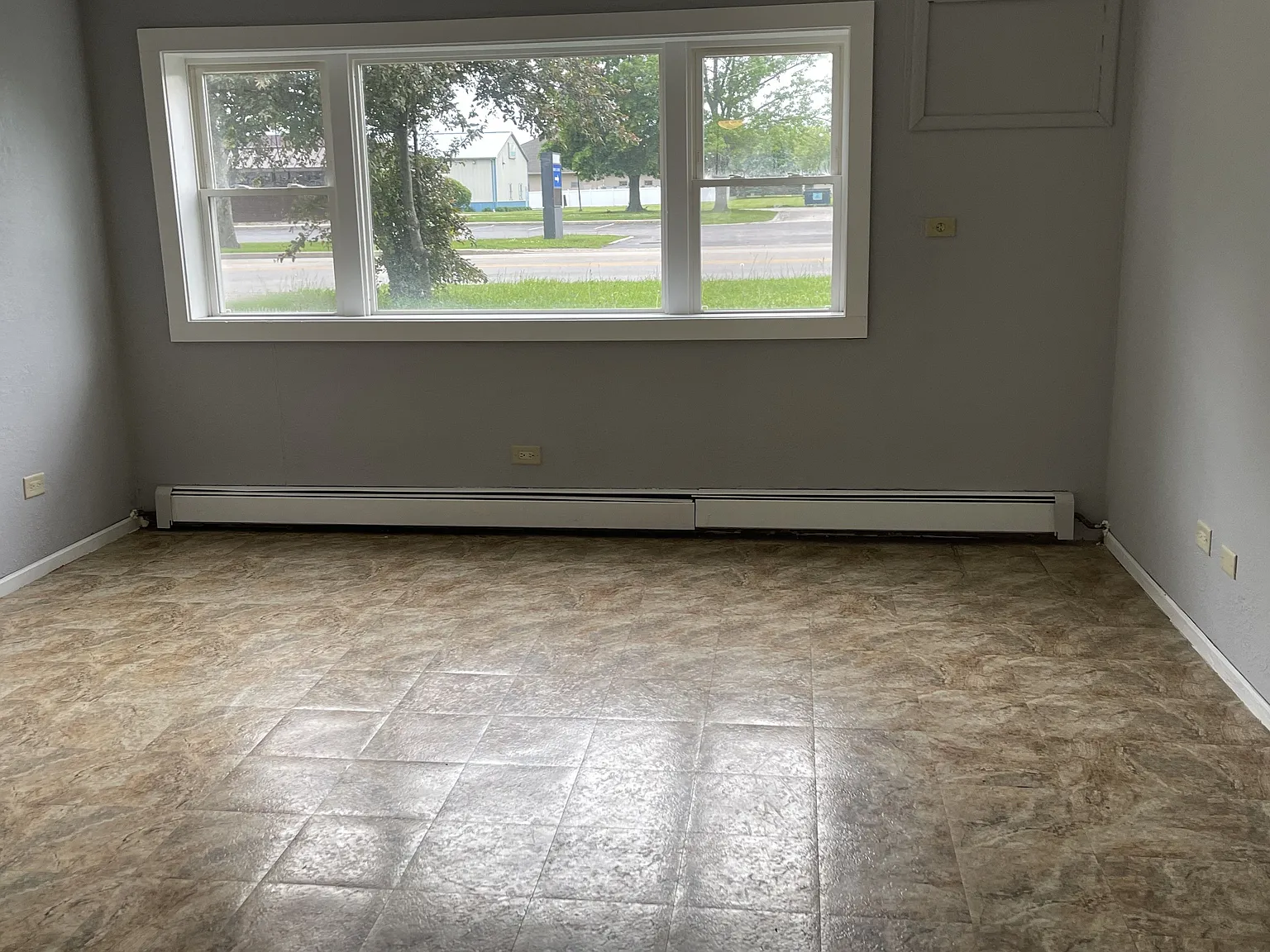 2 bed, 1.0 bath, 896 sqft, $1,200 — Photo 2