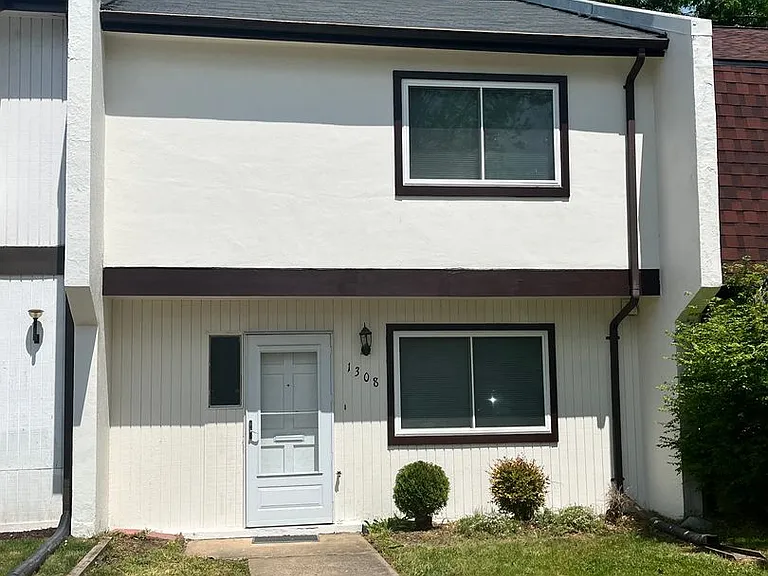 1308 Wexford Ct — Photo 1