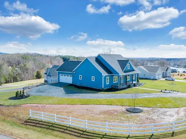 27 Smokehouse Rd, Moneta, VA 24121