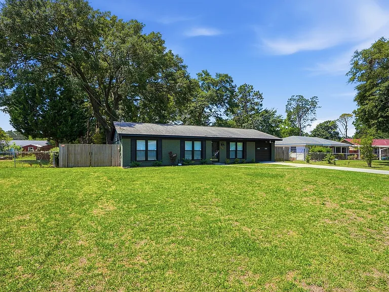 703 Pineview Ct — Photo 2