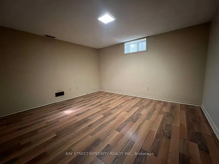520 Lynett Cres — Photo 12