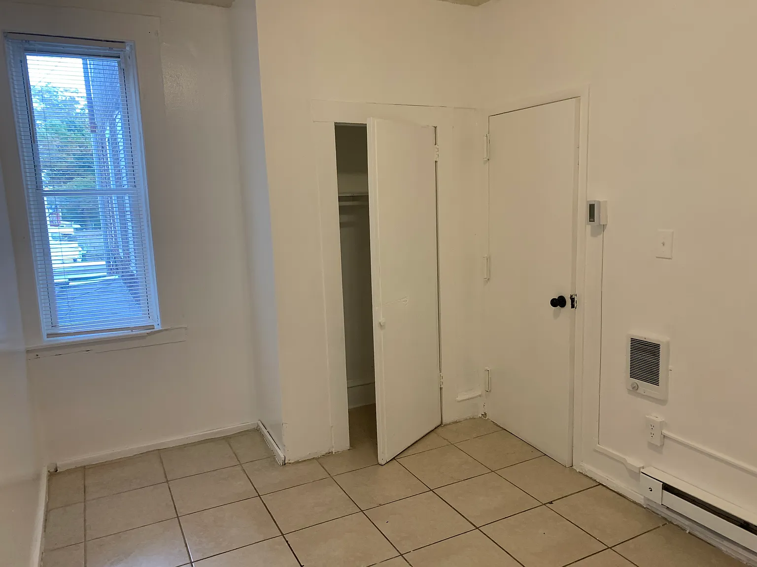 3 bed, 1000 sqft, $1,300 — Photo 4