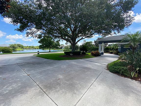 4th image of 991 Stratford Pl