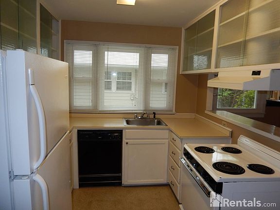Kitchen w/appliances