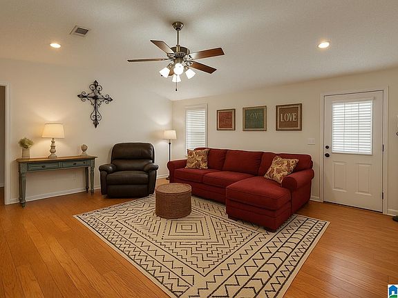 4th image of 880 Timberlane Dr