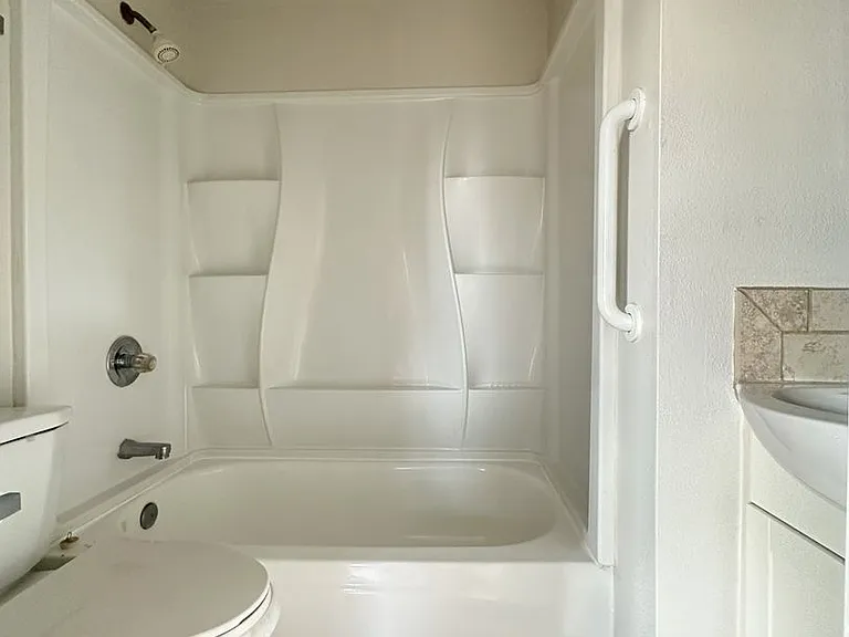 Davis Place Apartments — Photo 15