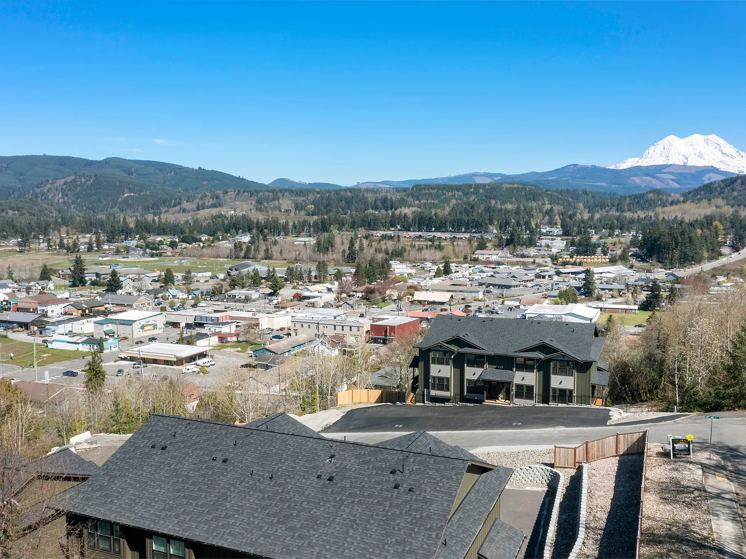 Eatonville 3 Bedroom with Pictureque Views — Photo 2