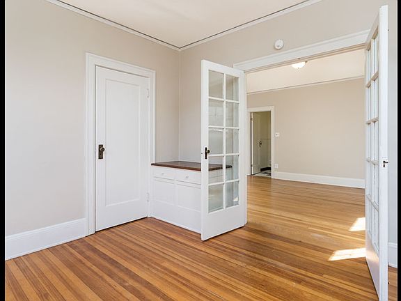 5th image of 4929 SE Hawthorne Blvd APT 111