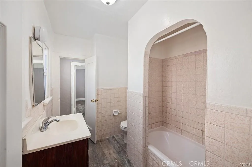 3 bed, 800 sqft, $2,700 — Photo 2