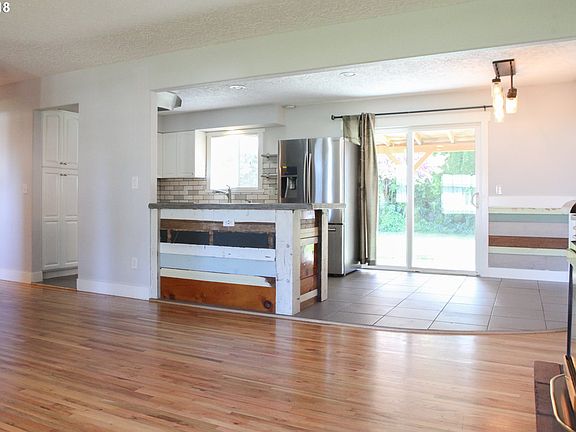 4th image of 2714 NE 124th Ave