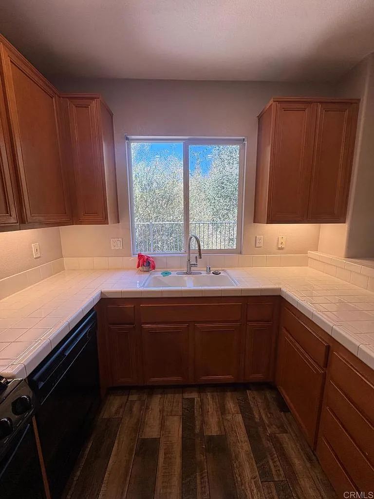 3 bed, 2.5 bath, 1630 sqft, $3,800 — Photo 3