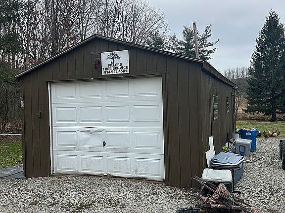 Detached 1 car garage/shed