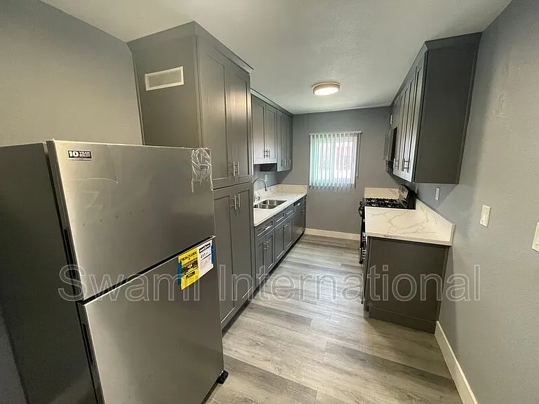1031 W 102nd St #1 — Photo 13