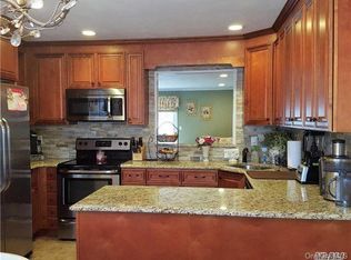 55 Stratford Grn, Farmingdale, NY 11735