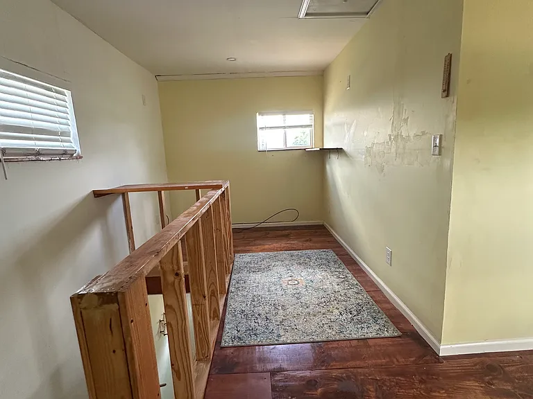 911 E Steiner St — Photo 12