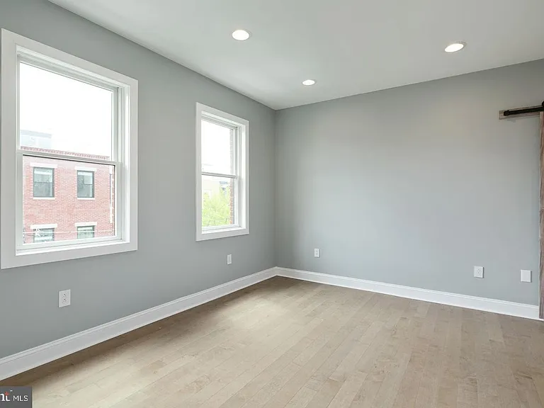 2409 Catharine St — Photo 20