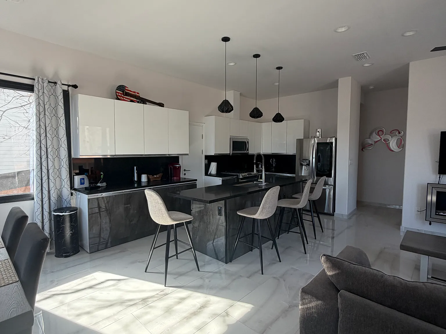 3 bed, 3.5 bath, 1764 sqft, $3,300 — Photo 3