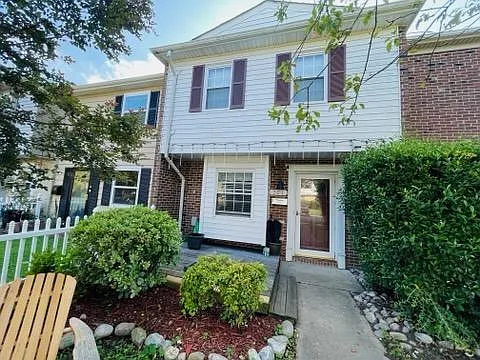 731 Tilden Pl — Photo 2