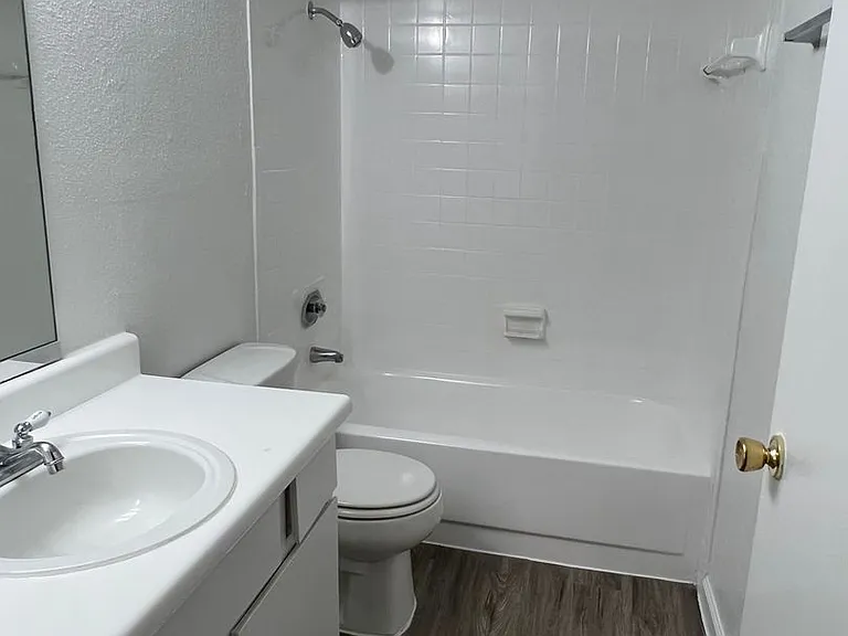 Emerald Cove Apartments — Photo 129