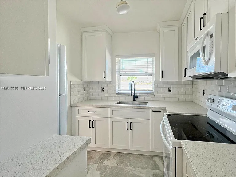 2102 SW 14th Ter #1466 — Photo 6