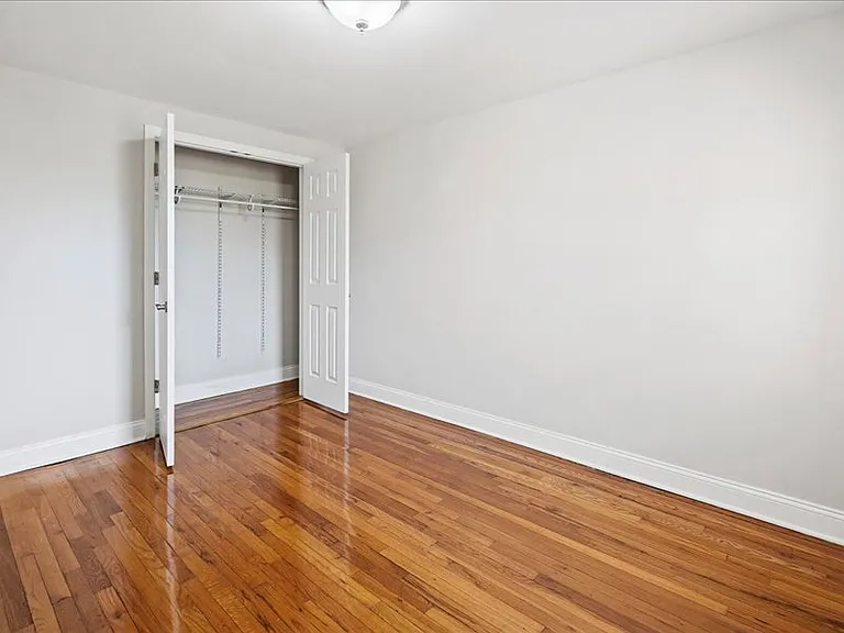 Spring Hill Apartments — Photo 18