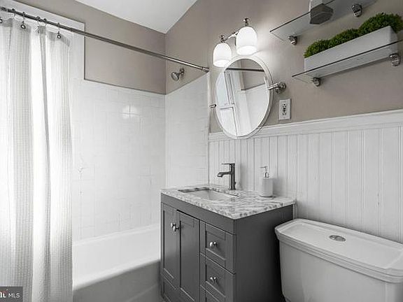 4th image of 201 N Trenton St APT 1